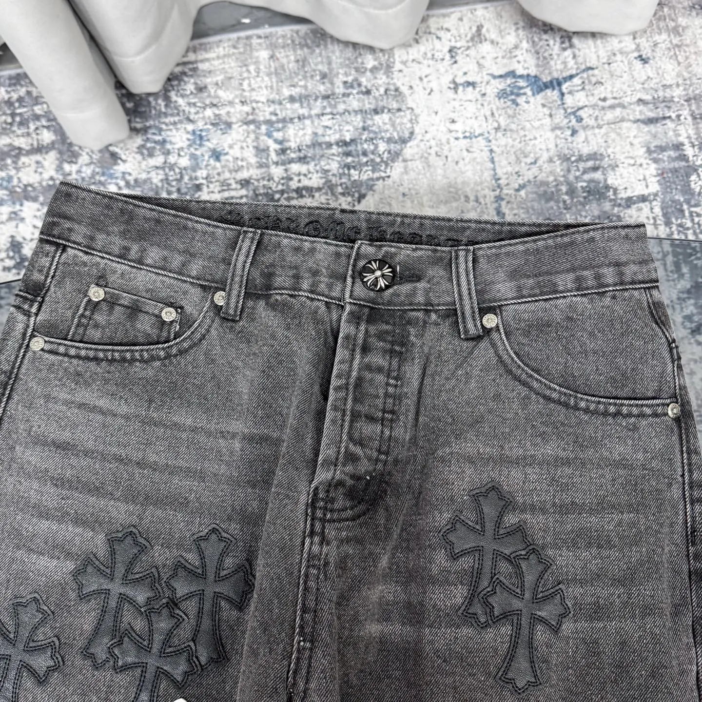 P280 Chrome Hearts city-limited flame black and white leather jeans need to be washed after the finished product is disassembled and hand-made with sheepskin cross leather and then spliced ​​together. The whole piece has too many craftsmanship to explain. The cabinet price is 34W+, the patchwork is decorated with cross flowers, and the high-waisted washed jeans! ! Absolutely high-end luxury products, 8W+ level god-level single products, super popular products, made with top heavy industry, a magic weapon that cannot be missed. About Kroxin This is an extremely luxurious fashion brand, which can also be called the aristocrats of the high street. It has always been an exclusive brand for some hipsters or rich second generation. Compared with ordinary high streets, it is more luxurious and noble. Compared with luxury brands, it has a more fashionable personality and has always been a brand that I have a special liking for. Size: 28 30 32 34 (corresponds to S-XL) Size chart: 28 Waist 76 Pants length 104 Hips 98 30 Waist 80 Pants length 105 Hips 102 32 Waist 84 Pants length 106 Hips 106 34 Waist 88 Pants length 107 Hips 110